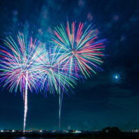 Pang i bygget! Fireworks explode in the sky on a moonlit night in Japan